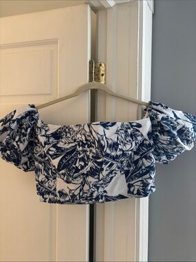 Abercrombie & Fitch Blue and White Off-Shoulder Floral Crop Top